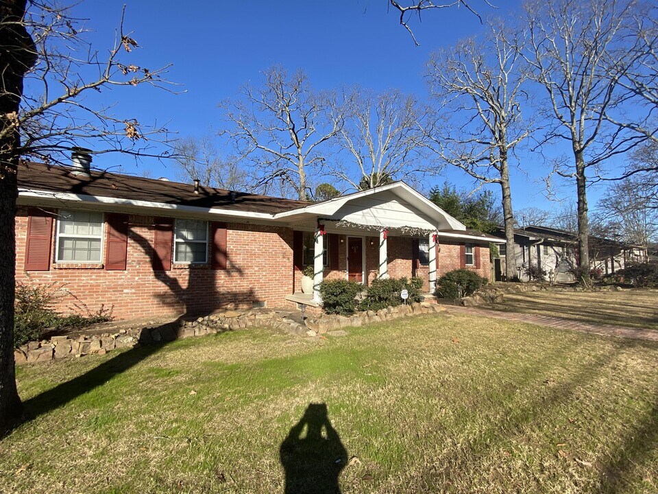 1000 Country Club Rd in Sherwood, AR - Building Photo