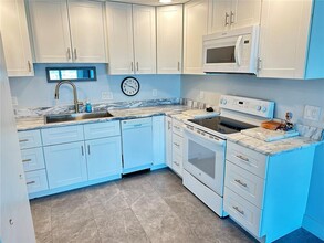 51 Island Way in Clearwater, FL - Foto de edificio - Building Photo