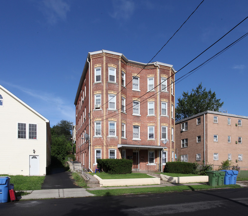 204 Grove St in New Britain, CT - Building Photo