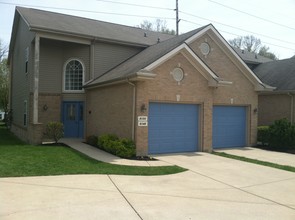 Country Manor Apartments in Miamisburg, OH - Foto de edificio - Building Photo