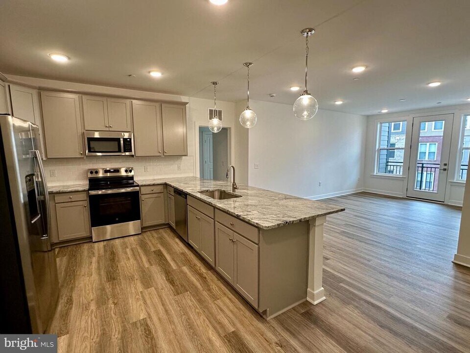 21950 Garganey Ter-Unit -306 in Ashburn, VA - Building Photo