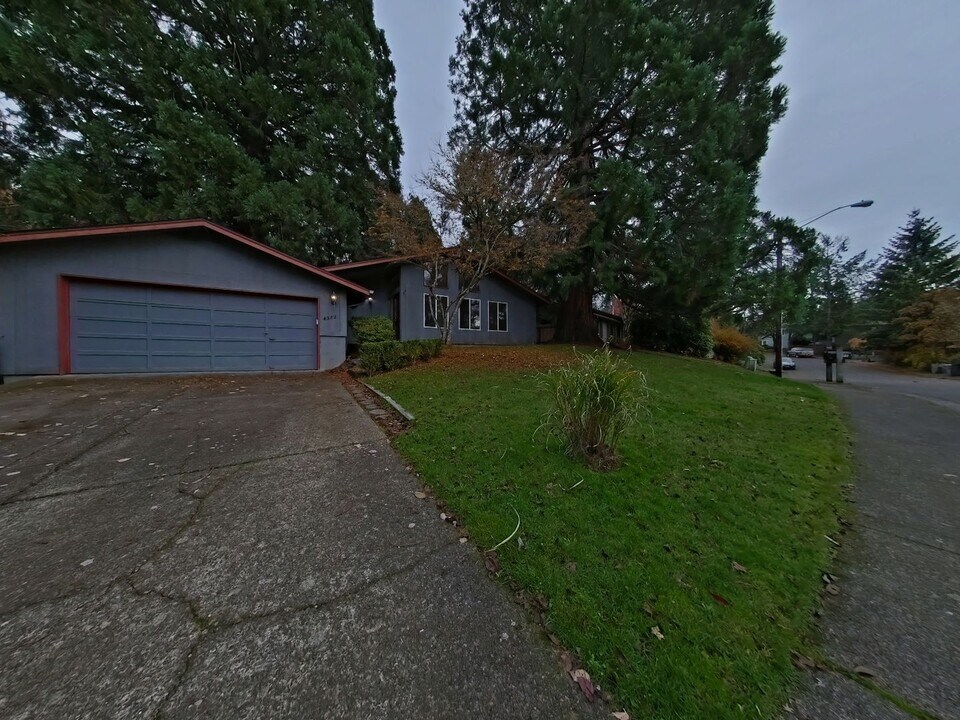 4572 NW Elmwood Dr in Corvallis, OR - Building Photo