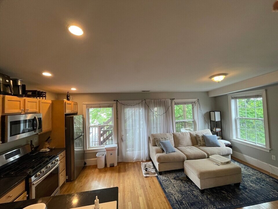 302 W 3rd St, Unit 3 in Boston, MA - Building Photo