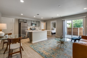 3328 Cedarplaza Ln in Dallas, TX - Foto de edificio - Building Photo