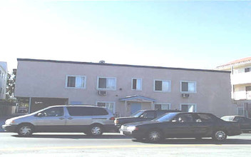 13750 Vanowen St in Van Nuys, CA - Building Photo - Building Photo