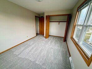 2042 Cliff Alex Ct S, Unit 3 in Waukesha, WI - Foto de edificio - Building Photo