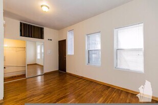 873 W Lill Ave, Unit 871-A2 in Chicago, IL - Building Photo