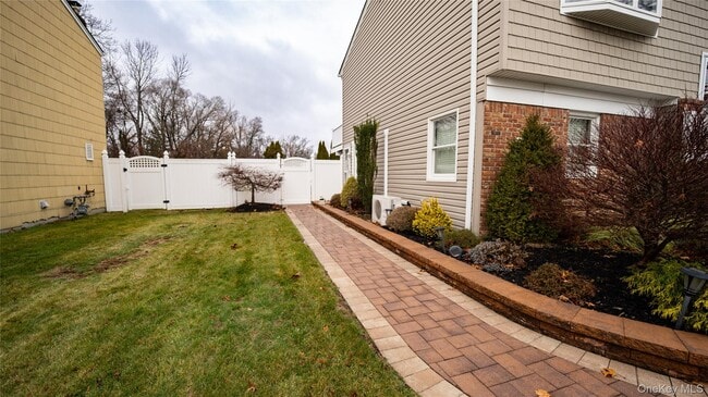 15 Westminster Ln in West Islip, NY - Building Photo - Building Photo