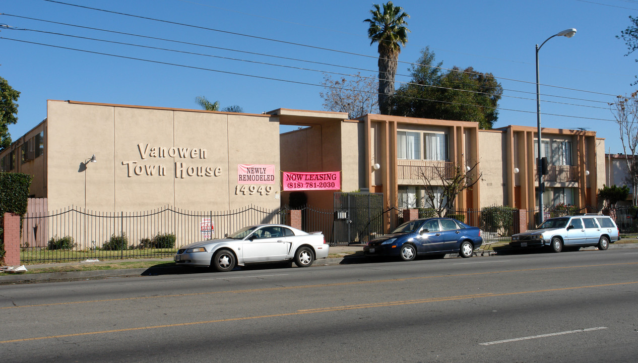 Vanowen Town House in Van Nuys, CA - Foto de edificio