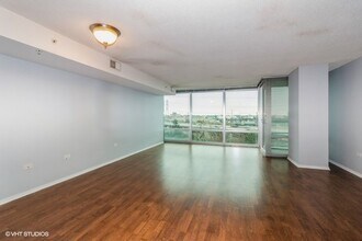 9715 Woods Dr in Skokie, IL - Foto de edificio - Building Photo