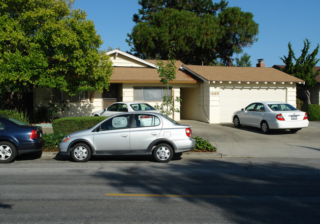 1335 Kingfisher Way in Sunnyvale, CA - Building Photo - Building Photo