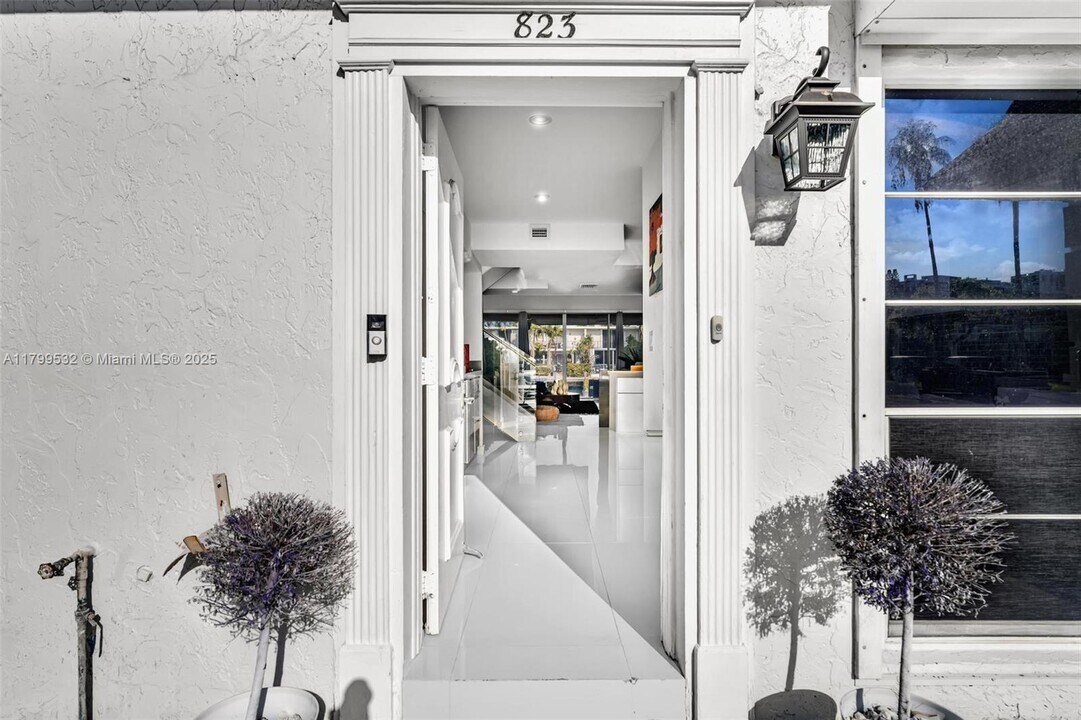 823 NE 26th Ave in Hallandale Beach, FL - Building Photo