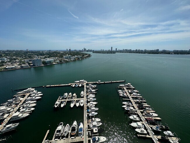 7601 E Treasure Dr, Unit PH-104 in North Bay Village, FL - Foto de edificio - Building Photo