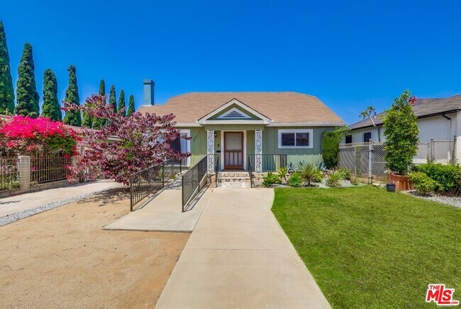 2311 11th Ave in Los Angeles, CA - Building Photo - Building Photo