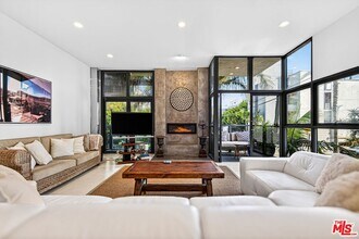 11 Voyage St in Marina Del Rey, CA - Building Photo - Building Photo