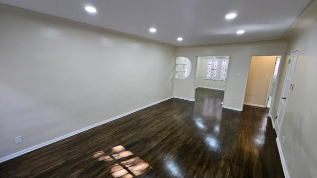 120 N Gale Dr, Unit 120 in Beverly Hills, CA - Building Photo - Building Photo