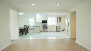 72 Berkshire Rd in Great Neck, NY - Building Photo - Building Photo