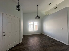 7216 Hawk Haven St in Las Vegas, NV - Building Photo - Building Photo