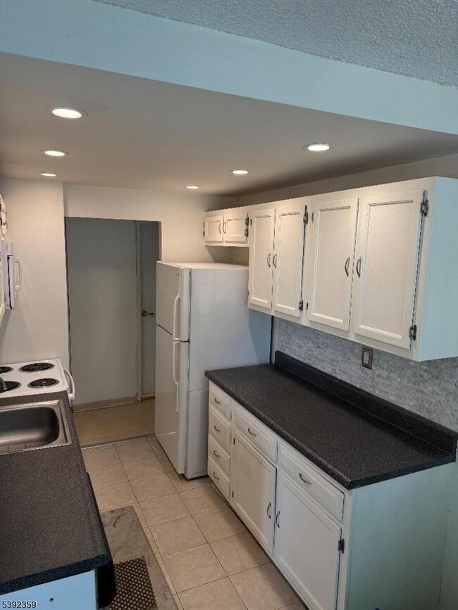 300 Winston Dr in Cliffside Park, NJ - Building Photo - Building Photo