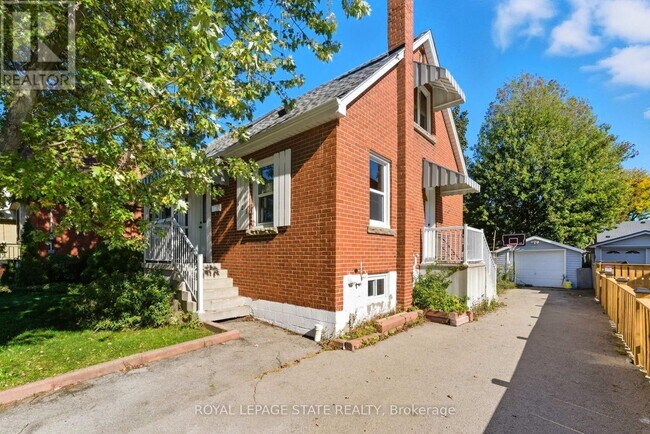 425 Upper Gage Ave in Hamilton, ON - Building Photo - Building Photo