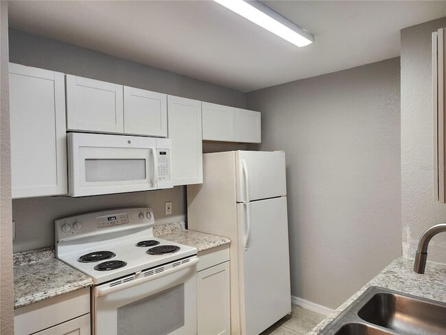 8932 Manor Loop, Unit 104 in Lakewood Ranch, FL - Building Photo - Building Photo