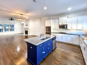 951 Opelousas Way in Sandy Springs, GA - Foto de edificio - Building Photo