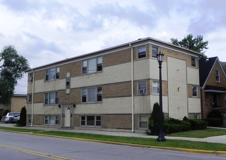 7245 W Fullerton Ave in Chicago, IL - Foto de edificio