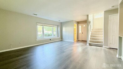 57 La Rue Ln in East Brunswick, NJ - Building Photo - Building Photo