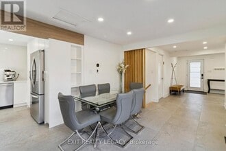 4 Oak Ct in Aurora, ON - Building Photo - Building Photo