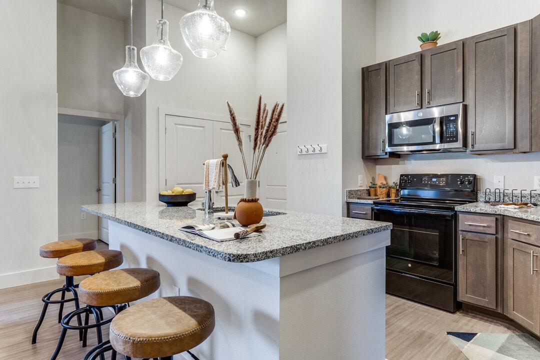 Palladium Crestway in Windcrest, TX - Building Photo