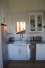 172 Rogers Ave in San Carlos, CA - Building Photo - Building Photo