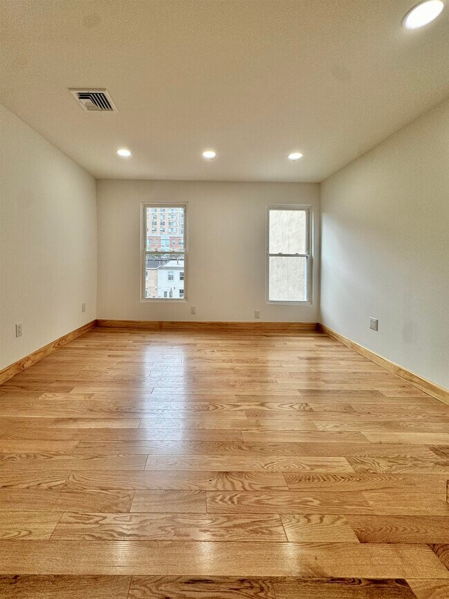 211 York St in Jersey City, NJ - Building Photo - Building Photo