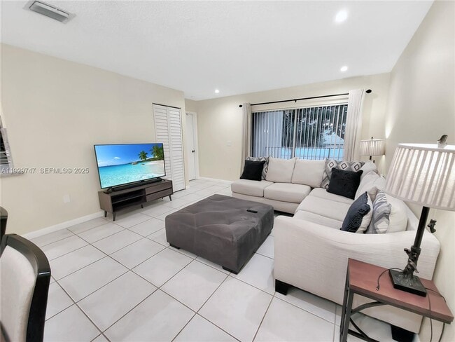 15701 SW 137th Ave in Miami, FL - Building Photo - Building Photo