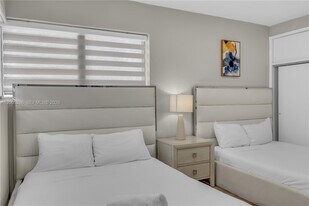 10006 E Bay Harbor Dr in Bay Harbor Islands, FL - Building Photo