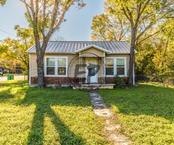 911 E Craven Ave in Lacy Lakeview, TX - Building Photo