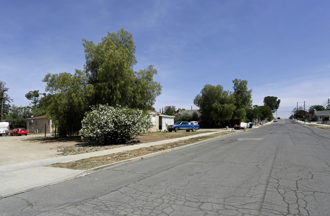 117 N Lowell St in Lake Elsinore, CA - Foto de edificio - Building Photo