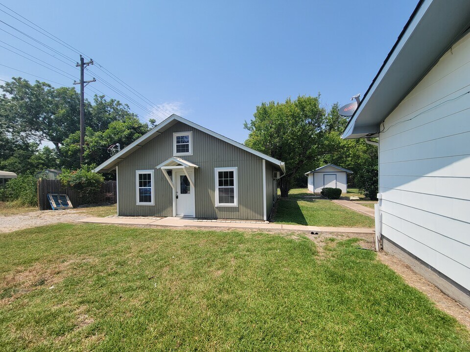142 Allen St in Bartlett, TX - Foto de edificio