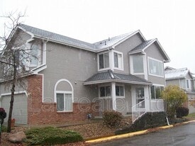 8521 S Upham Way in Littleton, CO - Building Photo