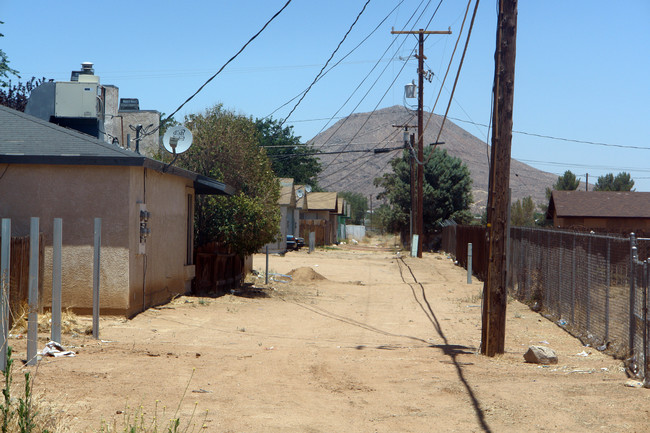 16003 Sago Rd in Apple Valley, CA - Foto de edificio - Building Photo