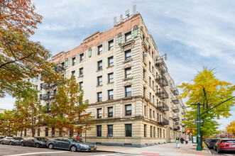 Hatbridge Court in New York, NY - Foto de edificio - Building Photo