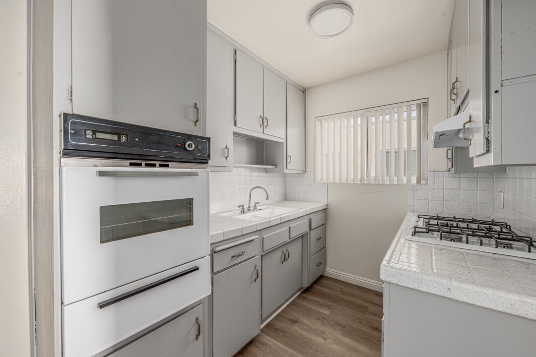 217 W Tujunga Ave in Burbank, CA - Foto de edificio