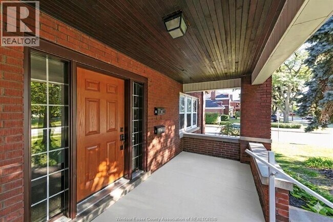 1596 Victoria in Windsor, ON - Building Photo - Building Photo