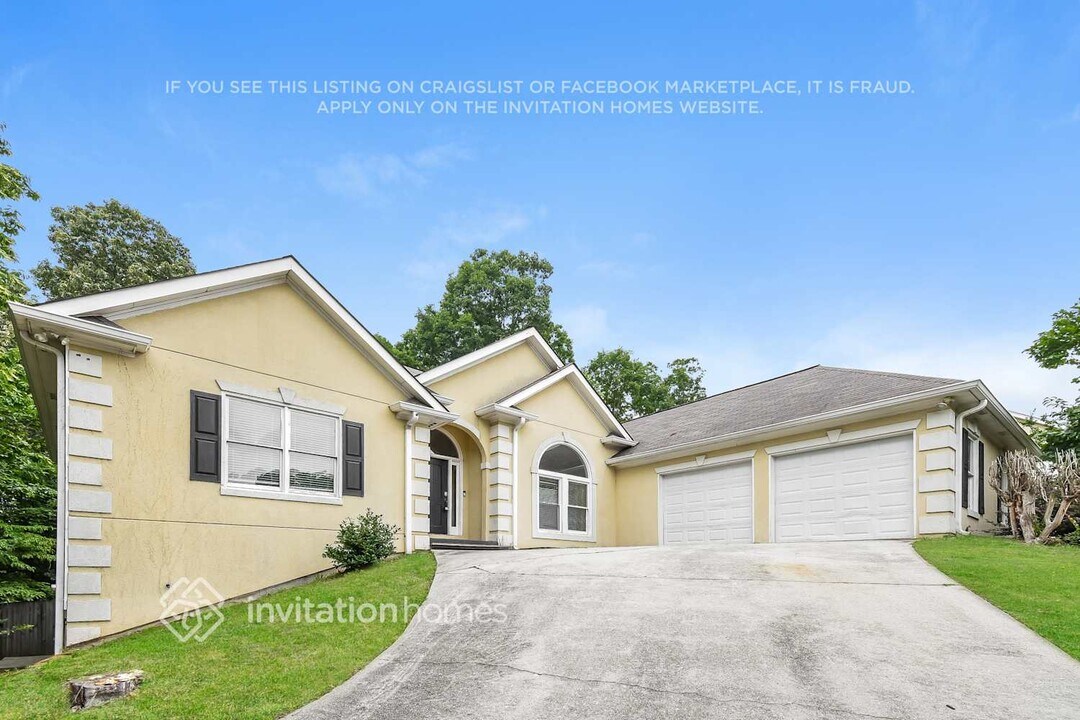 2196 Woodbriar Dr in Buford, GA - Foto de edificio