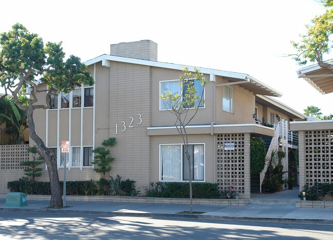 1321-& 1323 E Balboa Blvd in Newport Beach, CA - Foto de edificio - Building Photo