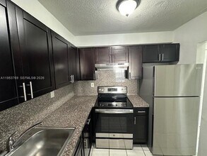 1015 NW 45th Ave in Miami, FL - Foto de edificio - Building Photo