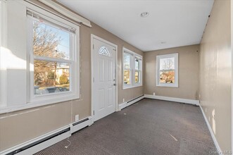 8 Garfield Ave in Farmingdale, NY - Foto de edificio - Building Photo