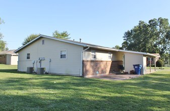 5-7 Friendship Dr in Belleville, IL - Foto de edificio - Building Photo