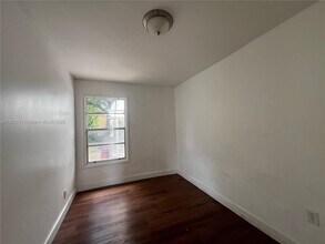 1334 SW 1st St-Unit -B in Miami, FL - Foto de edificio - Building Photo