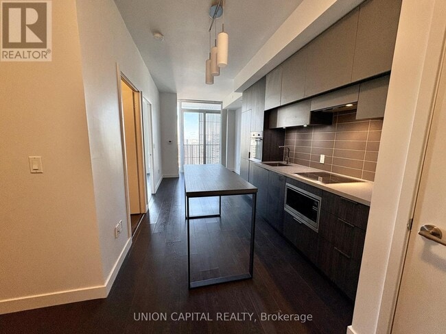 8 Eglinton Ave E in Toronto, ON - Building Photo - Building Photo