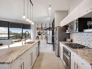 5601 Smetana Dr in Minnetonka, MN - Foto de edificio - Building Photo